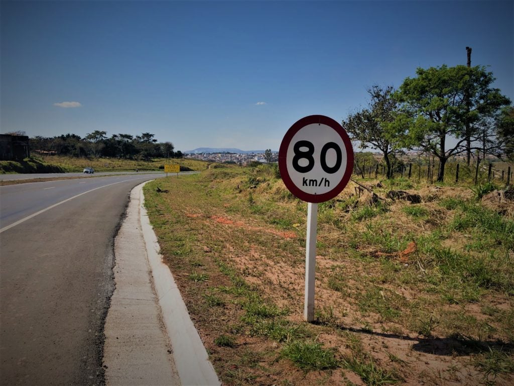 RODOVIAS – Entendendo o padrão de cores das placas