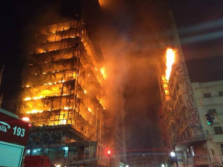 edifícios em chamas