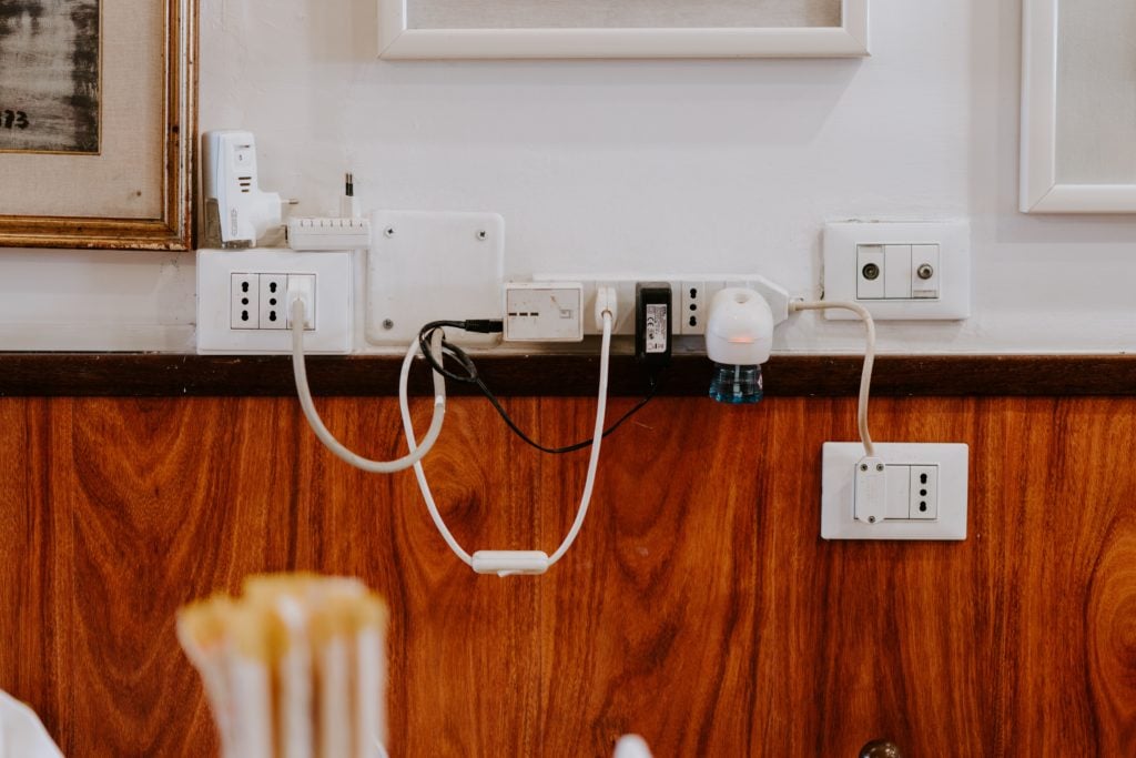 O risco dos adaptadores de tomadas