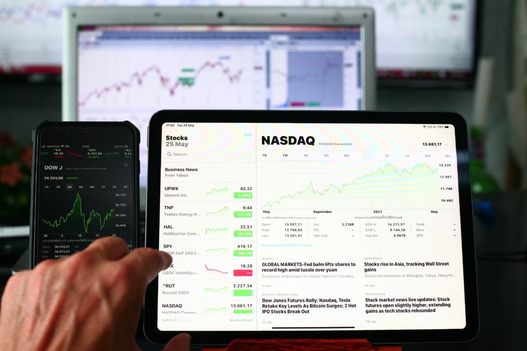 Nasdaq, é o segundo maior mercado de ações em capitalização de mercado do mundo, depois da Bolsa de Nova York. Onde são negociadas as ações do Twitter.