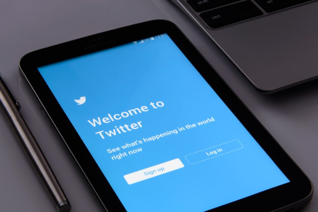 Twitter é uma rede social e um serviço de microblog, que permite aos usuários enviar e receber atualizações pessoais de outros contatos, por meio do website do serviço, por SMS e por softwares específicos de gerenciamento.