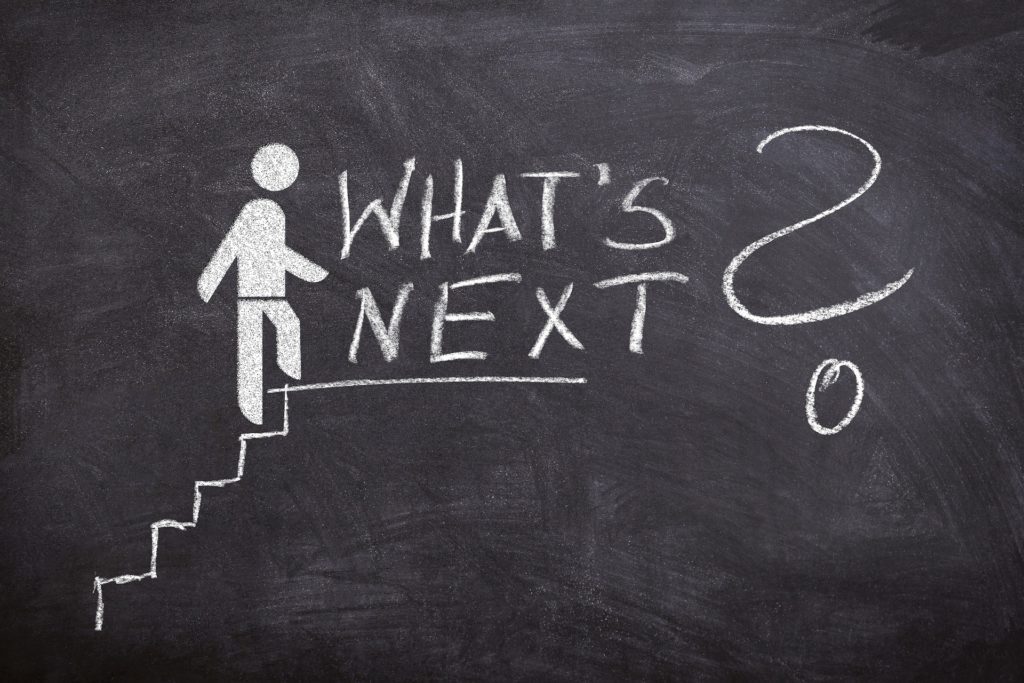 Imagem de um boneco subindo uma escada com a expressão "Whats Next?" (Qual o próximo?) fazendo alusão a quais são os próximos passos. Fonte: Pixabay