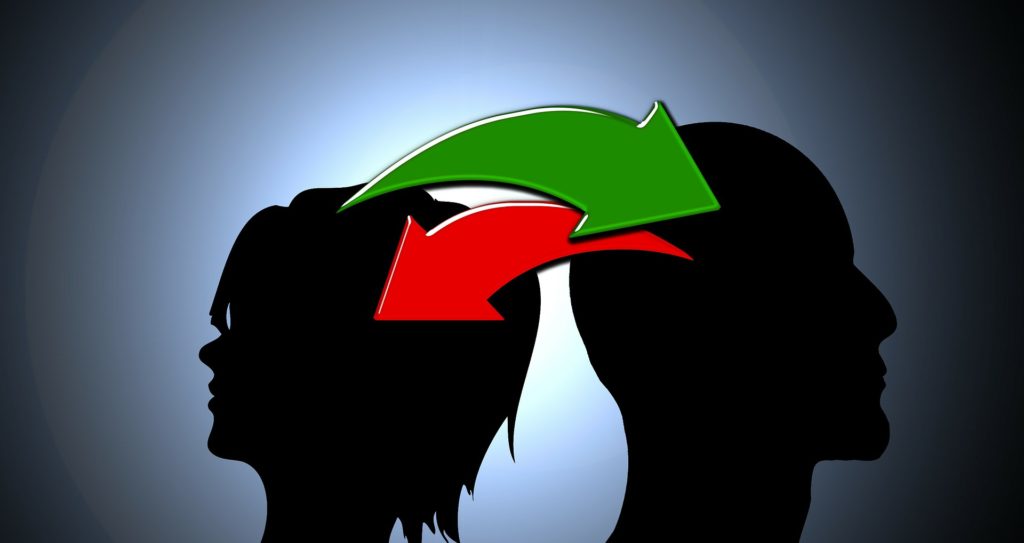 Imagem com alusão a duas pessoas com setas em sentidos opostos fazendo alusão as mudança / substituição. Fonte: Pixabay