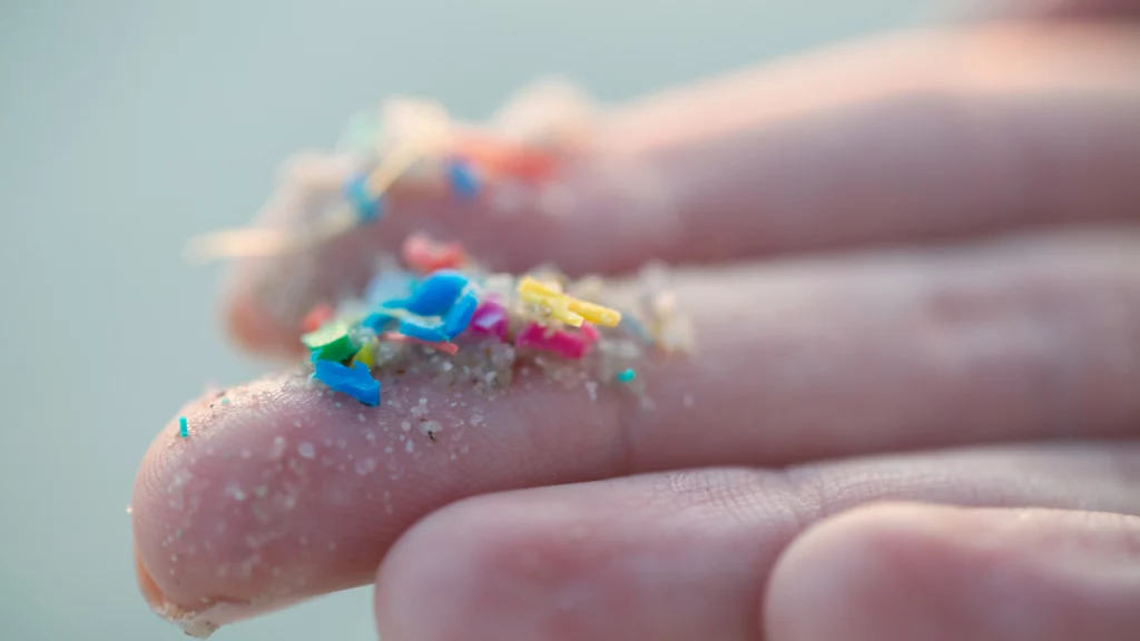 Peixe robô chinês: a inovadora solução para remover microplásticos dos oceanos