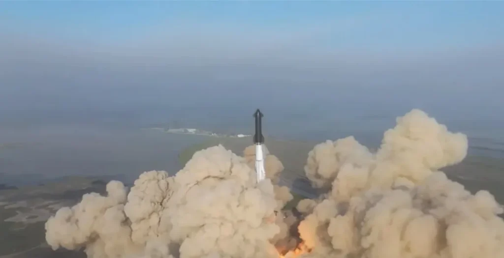 Lançamento do foguete SpaceX Starship, mostrando o poderoso foguete em ascensão contra um céu azul límpido