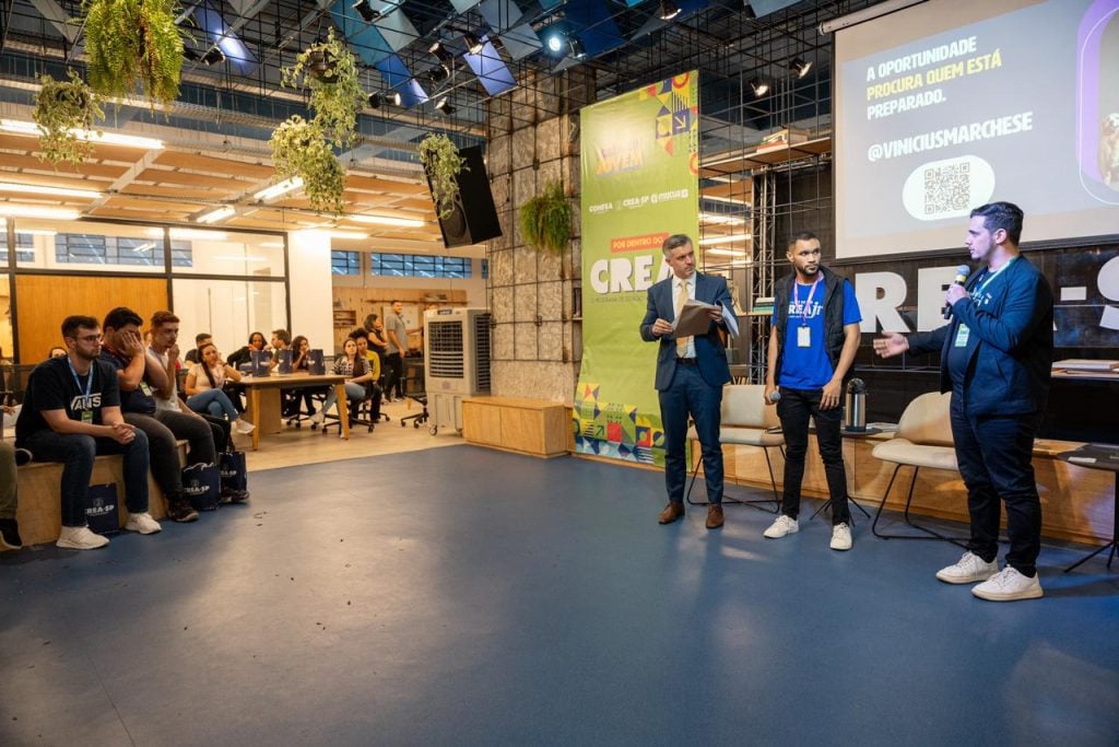 Liderança do CREAJr nacional apresenta projeto ao presidente do CONFEA