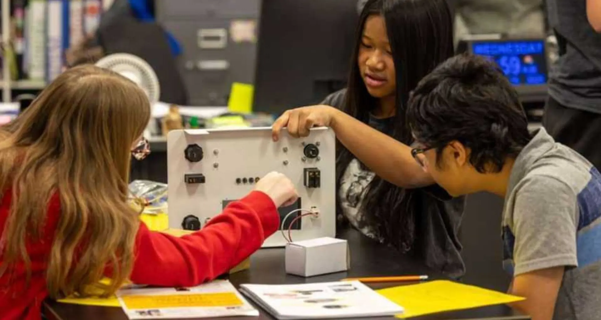 "1.100 Maletas Solares: Energia Limpa Transforma Educação na África"