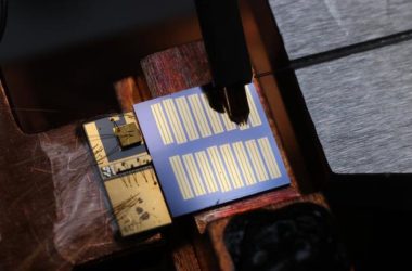 Físicos criam micro chip do tamanho de uma moeda que revoluciona a comunicação por luz com precisão nunca vista antes no Brasil