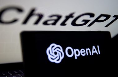 "Interrupção do ChatGPT afeta usuários; OpenAI resolve problema após falha em monitoramento."