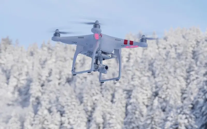 "Drones em Alta: China Revoluciona Clima com Neve Artificial"