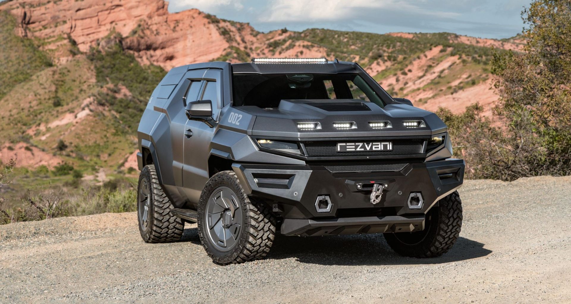 🔥 De tanque de guerra a carrão de luxo: Conheça o Rezvani Vengeance, o SUV blindado mais insano que você já viu! Virou BR agora: Empresa transforma tanque militar em super SUV de luxo com proteção contra tiros e bombas. Tá preparado pra ver essa máquina? [Sugestão alternativa sem emoji] Monstro blindado: Rezvani Vengeance é o tanque de guerra que virou SUV de luxo pra andar nas ruas do Brasil