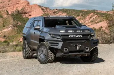 🔥 De tanque de guerra a carrão de luxo: Conheça o Rezvani Vengeance, o SUV blindado mais insano que você já viu! Virou BR agora: Empresa transforma tanque militar em super SUV de luxo com proteção contra tiros e bombas. Tá preparado pra ver essa máquina? [Sugestão alternativa sem emoji] Monstro blindado: Rezvani Vengeance é o tanque de guerra que virou SUV de luxo pra andar nas ruas do Brasil