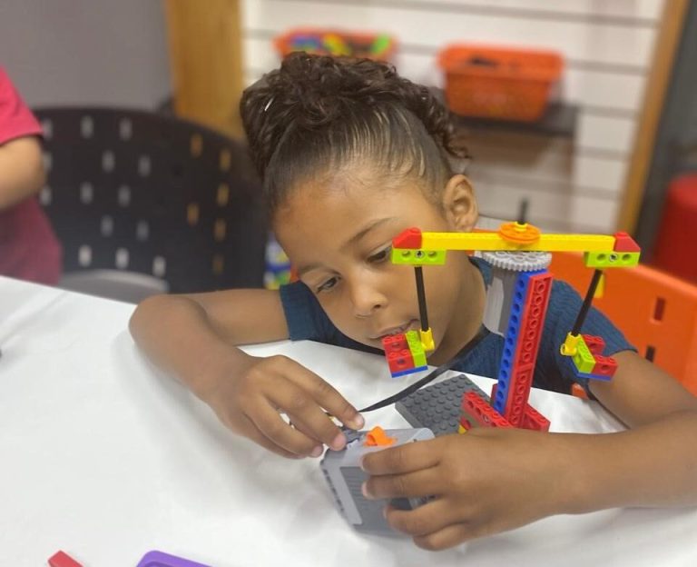 Escola em Gravataí tem colônia de férias unindo ciência, tecnologia, engenharia e matemática em atividades divertidas.