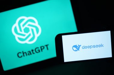 DeepSeek desafia gigantes da IA ao oferecer eficiência com menos recursos, destacando-se no setor tecnológico global.