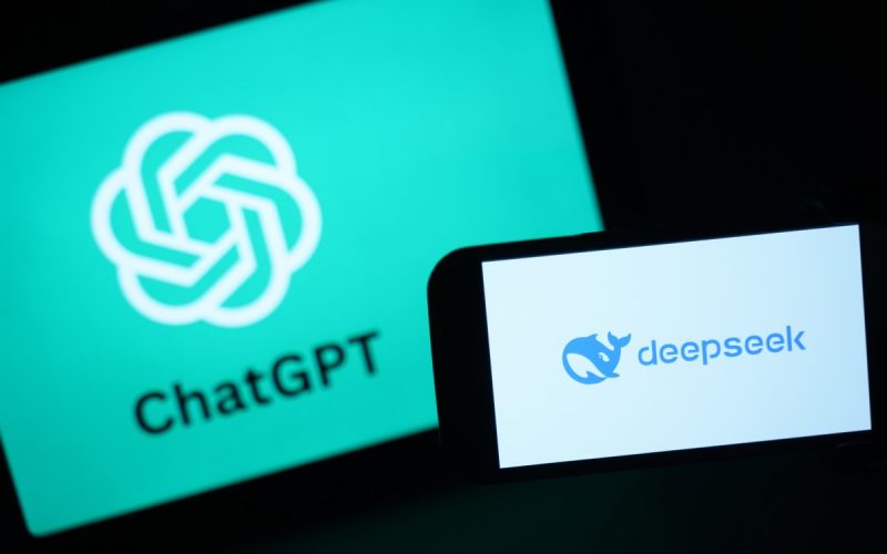 DeepSeek desafia gigantes da IA ao oferecer eficiência com menos recursos, destacando-se no setor tecnológico global.