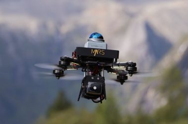 "Drones autônomos navegam em terrenos desconhecidos a altas velocidades com tecnologia de ponta LiDAR 3D."