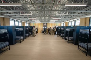 EUA inauguram primeiros alojamentos militares impressos em 3D em Fort Bliss, marcando avanço na construção sustentável.