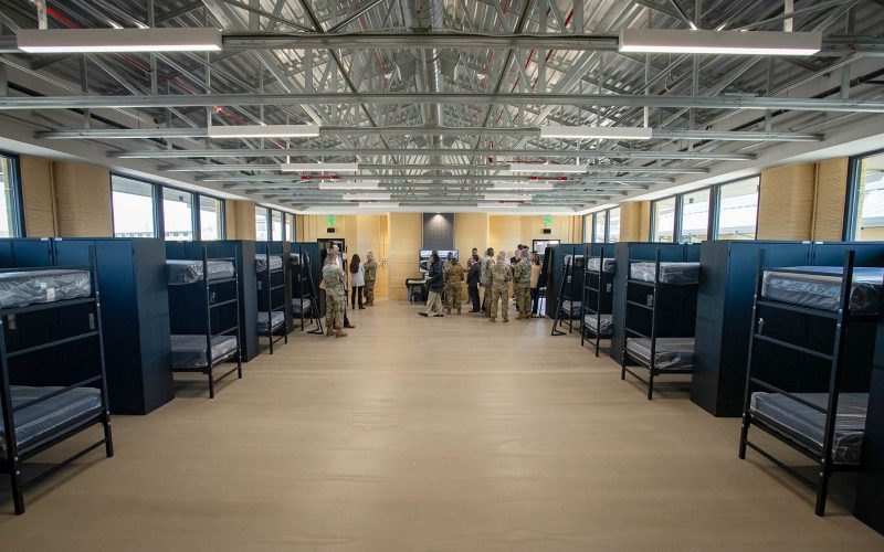 EUA inauguram primeiros alojamentos militares impressos em 3D em Fort Bliss, marcando avanço na construção sustentável.