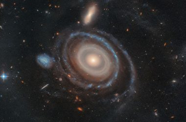 Hubble detecta galáxia Bullseye com 9 anéis após colisão cósmica