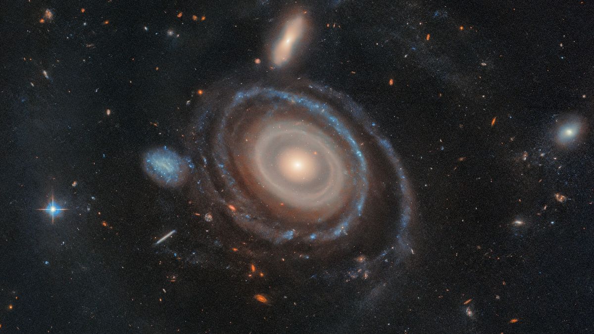 Hubble detecta galáxia Bullseye com 9 anéis após colisão cósmica