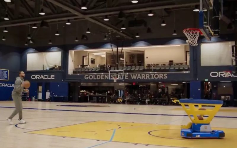 Robô com Inteligência Artificial vira parceiro de treino do astro do basquete Stephen Curry