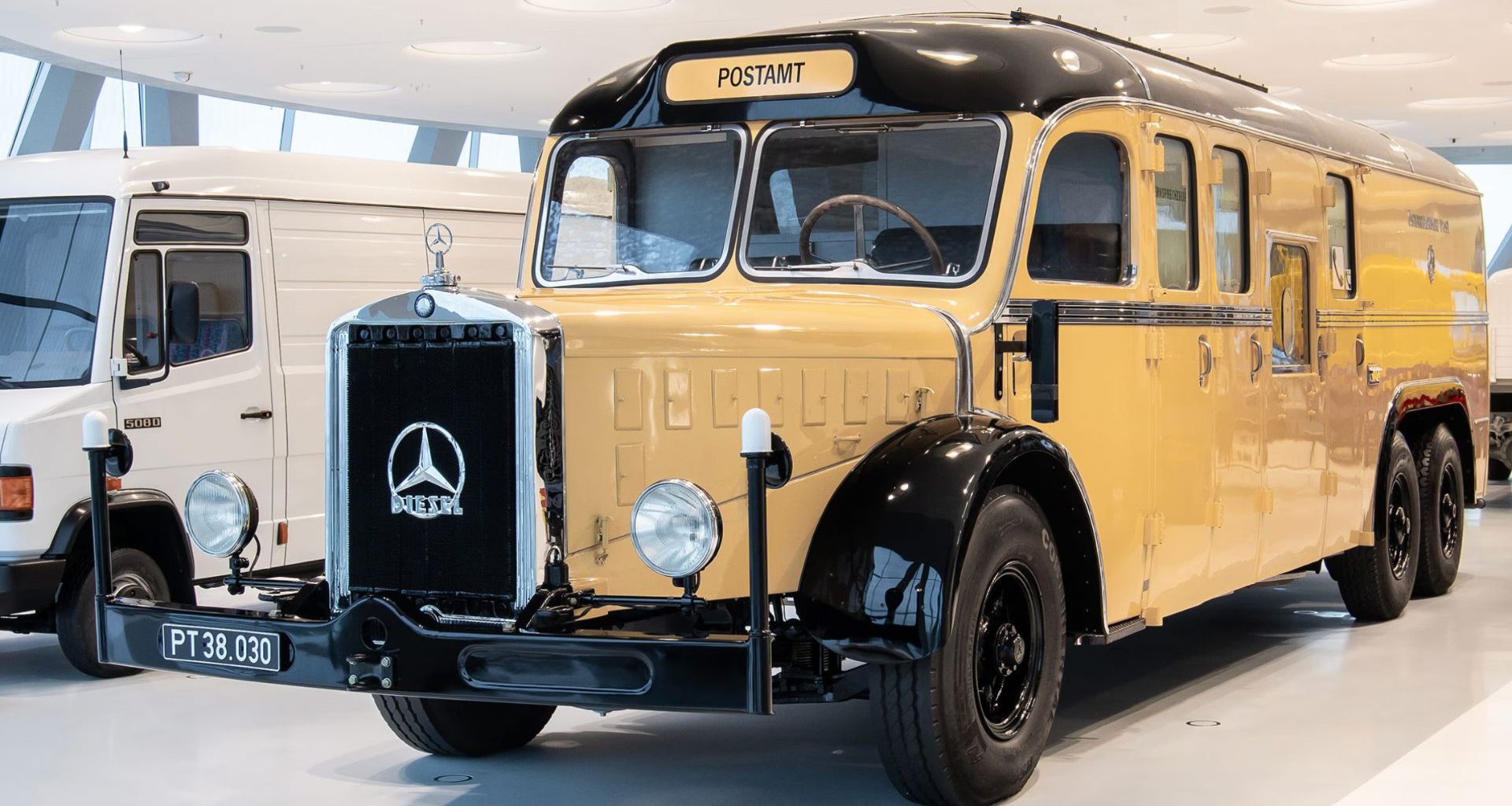 Ônibus Mercedes que foi usado como agência postal móvel durante a Segunda Guerra Mundial