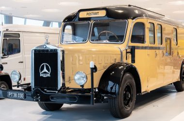 Ônibus Mercedes que foi usado como agência postal móvel durante a Segunda Guerra Mundial