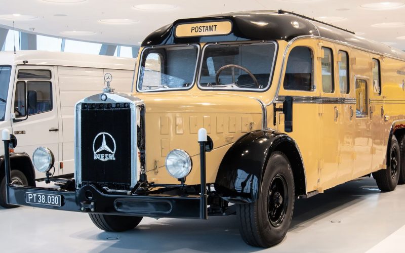 Ônibus Mercedes que foi usado como agência postal móvel durante a Segunda Guerra Mundial