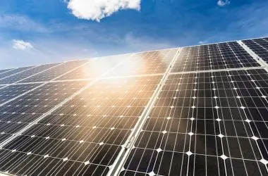 Célula solar bate recorde: 21,39% de eficiência usando polímero feito de resíduos agrícolas