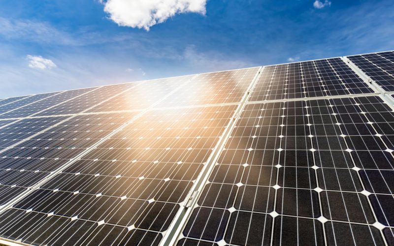 Célula solar bate recorde: 21,39% de eficiência usando polímero feito de resíduos agrícolas