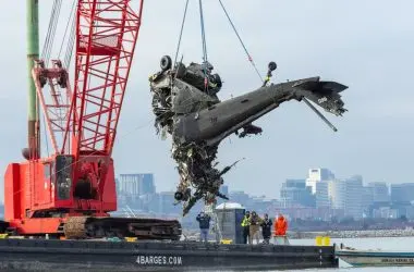 Helicóptero militar Black Hawk bate em avião após ignorar alertas e erros de altitude, diz investigação