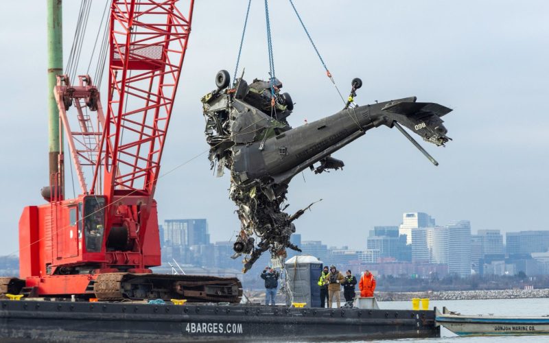 Helicóptero militar Black Hawk bate em avião após ignorar alertas e erros de altitude, diz investigação