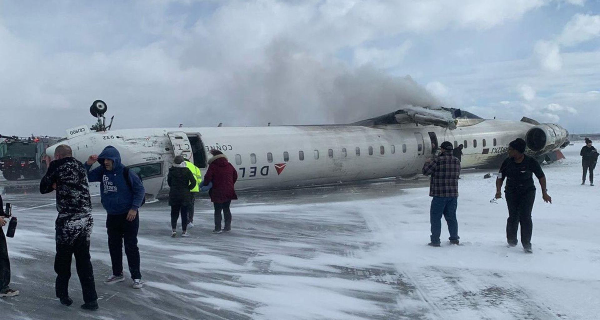 Avião da Delta tomba de cabeça para baixo em Toronto e deixa 8 feridos no aeroporto internacional