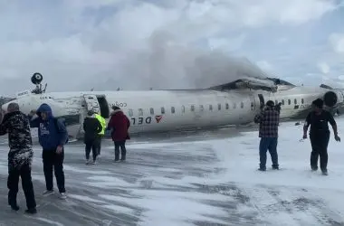 Avião da Delta tomba de cabeça para baixo em Toronto e deixa 8 feridos no aeroporto internacional