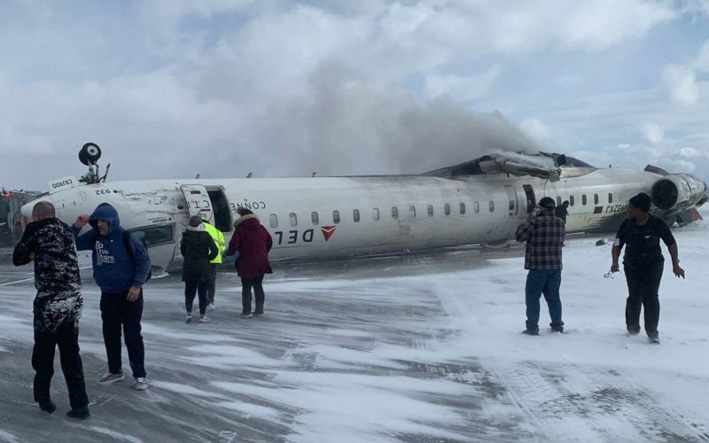 Avião da Delta tomba de cabeça para baixo em Toronto e deixa 8 feridos no aeroporto internacional