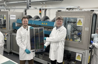 Cientistas britânicos criam painéis solares baratos e flexíveis sem uso de materiais raros