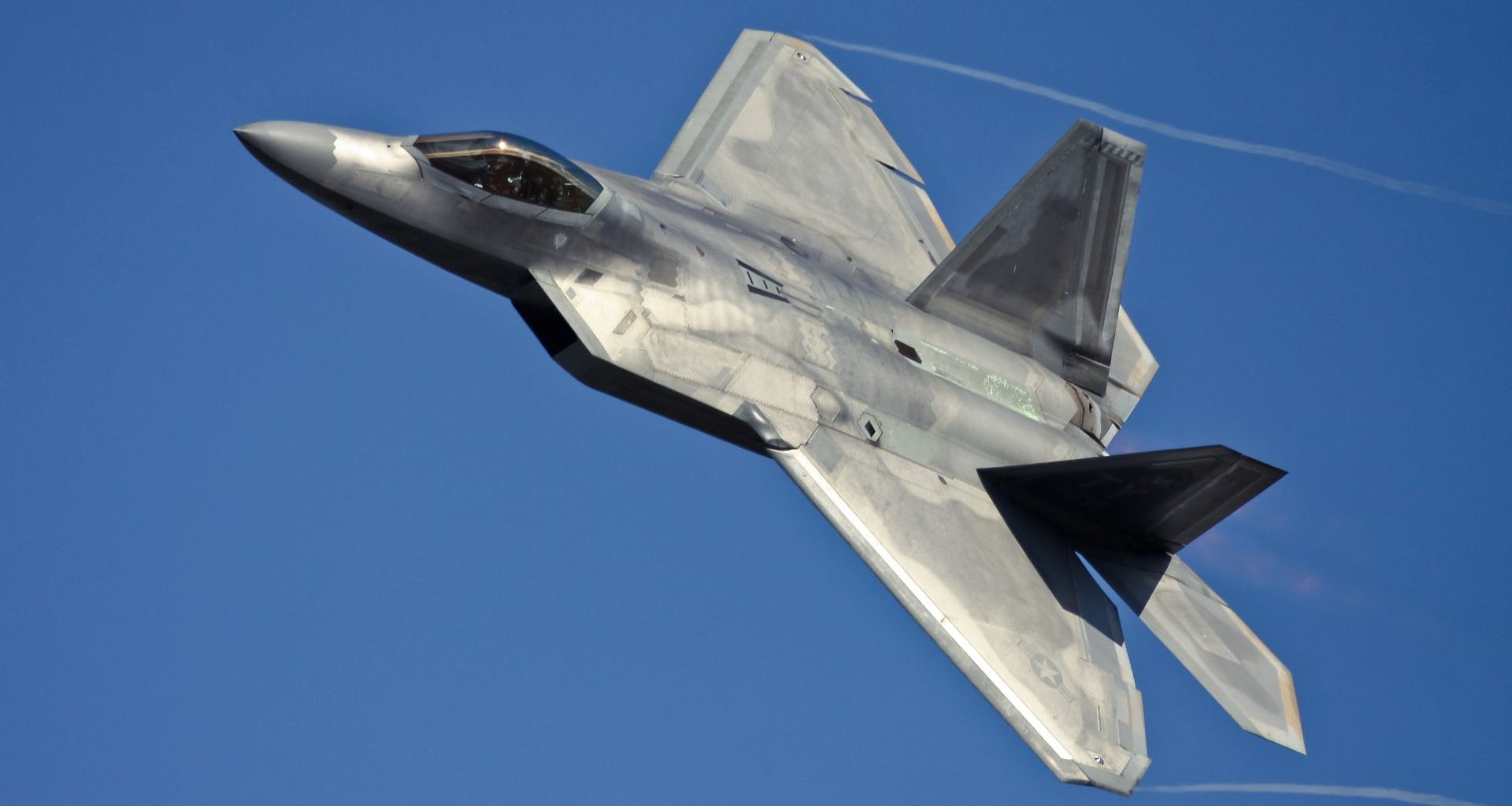 Força Aérea dos EUA moderniza motores dos caças F-22 para resolver problemas operacionais