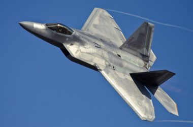 Força Aérea dos EUA moderniza motores dos caças F-22 para resolver problemas operacionais