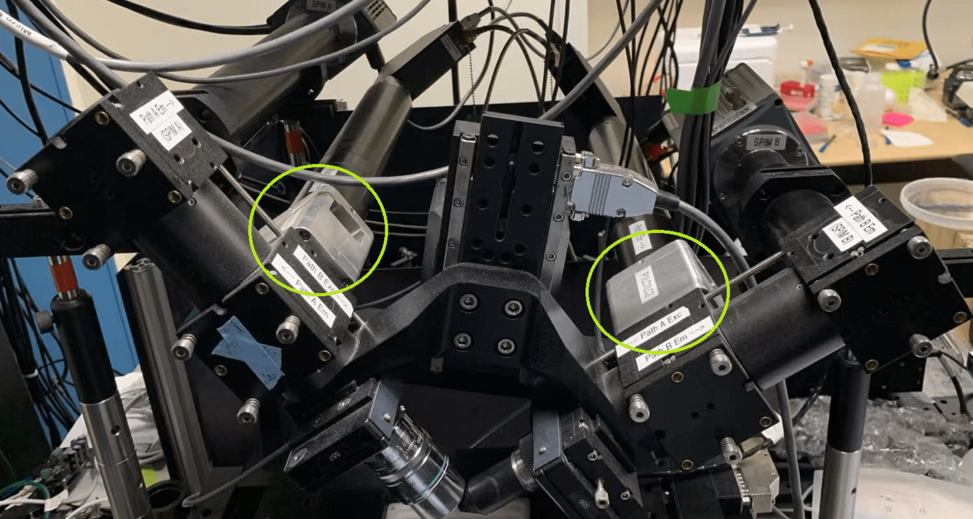 Microscópio revolucionário filma movimento de moléculas em 3D pela primeira vez