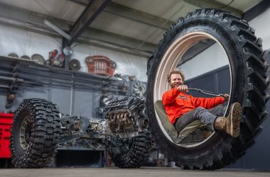 Gigante Humvee pós-apocalíptico impressiona com torque brutal de 900 lb-ft