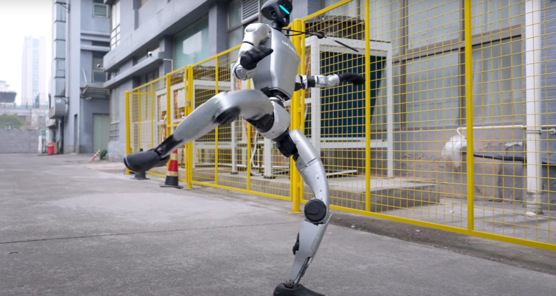 Robô humanoide chinês manda bem na capoeira após estreia na dança