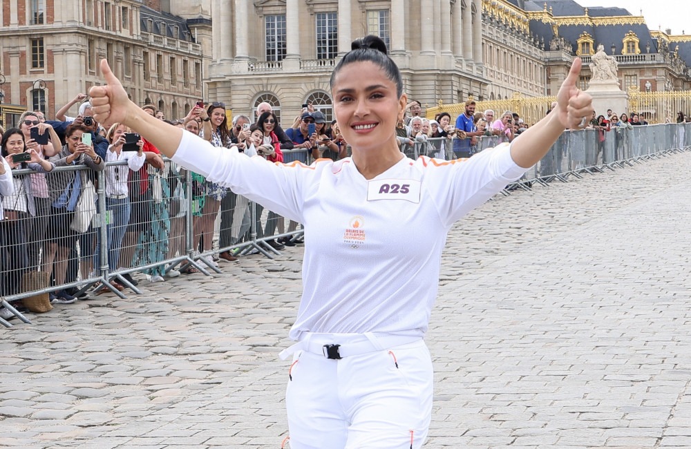 "Inteligência artificial não me conhece", diz Salma Hayek, que evita tecnologia ao máximo