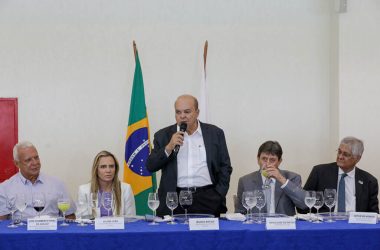 Clube de Engenharia premia governador Ibaneis Rocha por grandes obras realizadas desde início do mandato