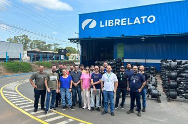 Alunos de mestrado descobrem tecnologia de ponta em visita à fábrica de implementos rodoviários Librelato