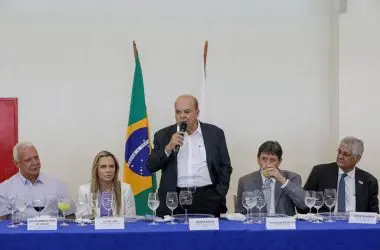 Ibaneis recebe prêmio do Clube de Engenharia por grandes obras feitas em Brasília desde 2019