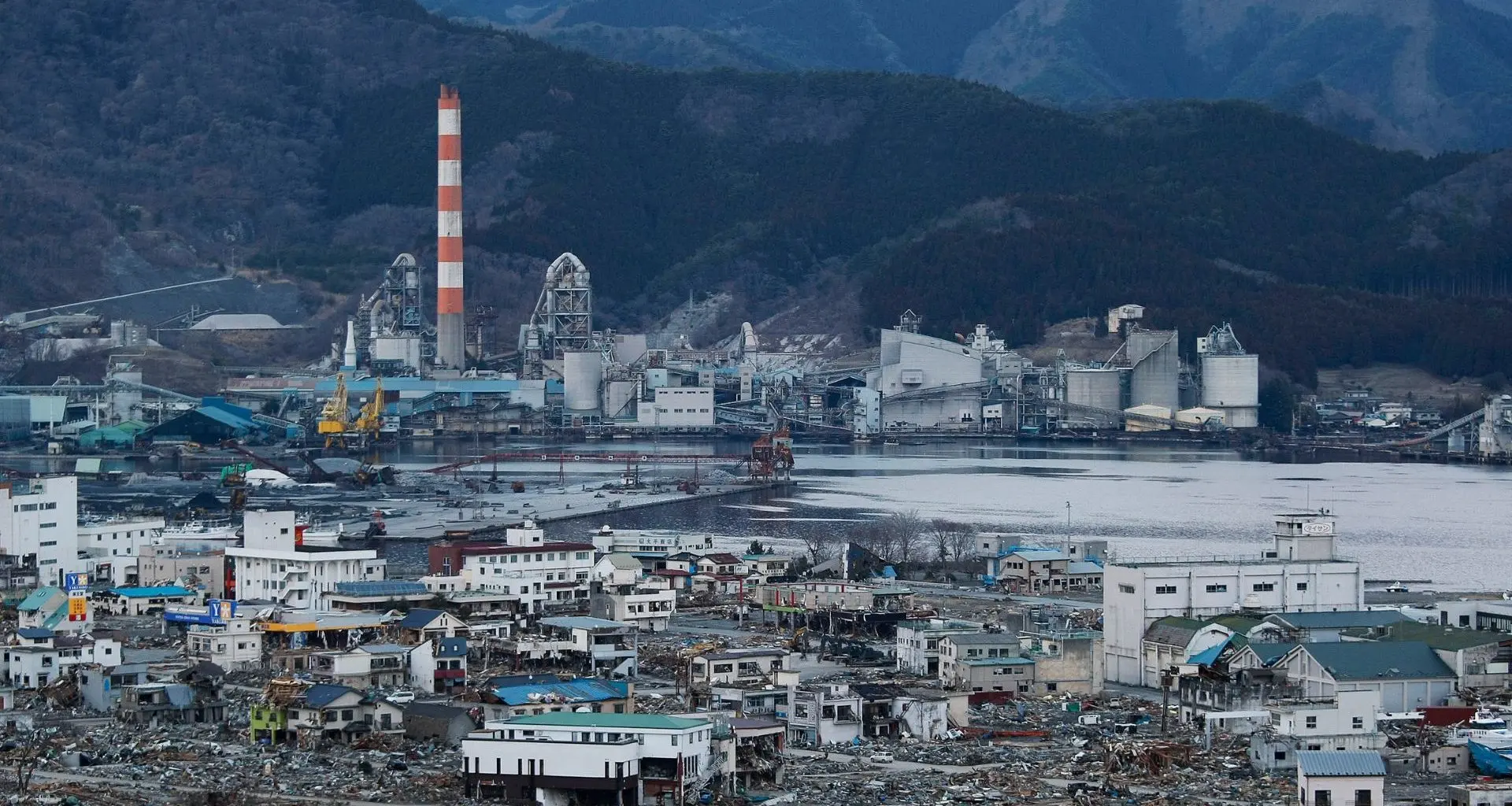 Robôs retirarão 2.850 sacos radioativos da usina de Fukushima