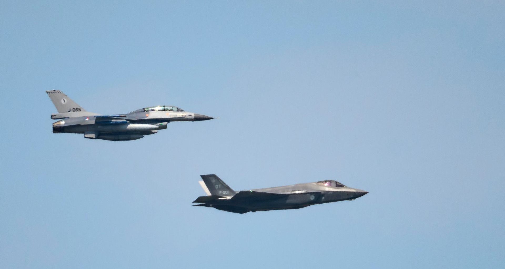 Caças americanos F-35 e F-18 interceptam avião espião russo próximo a porta-aviões nuclear