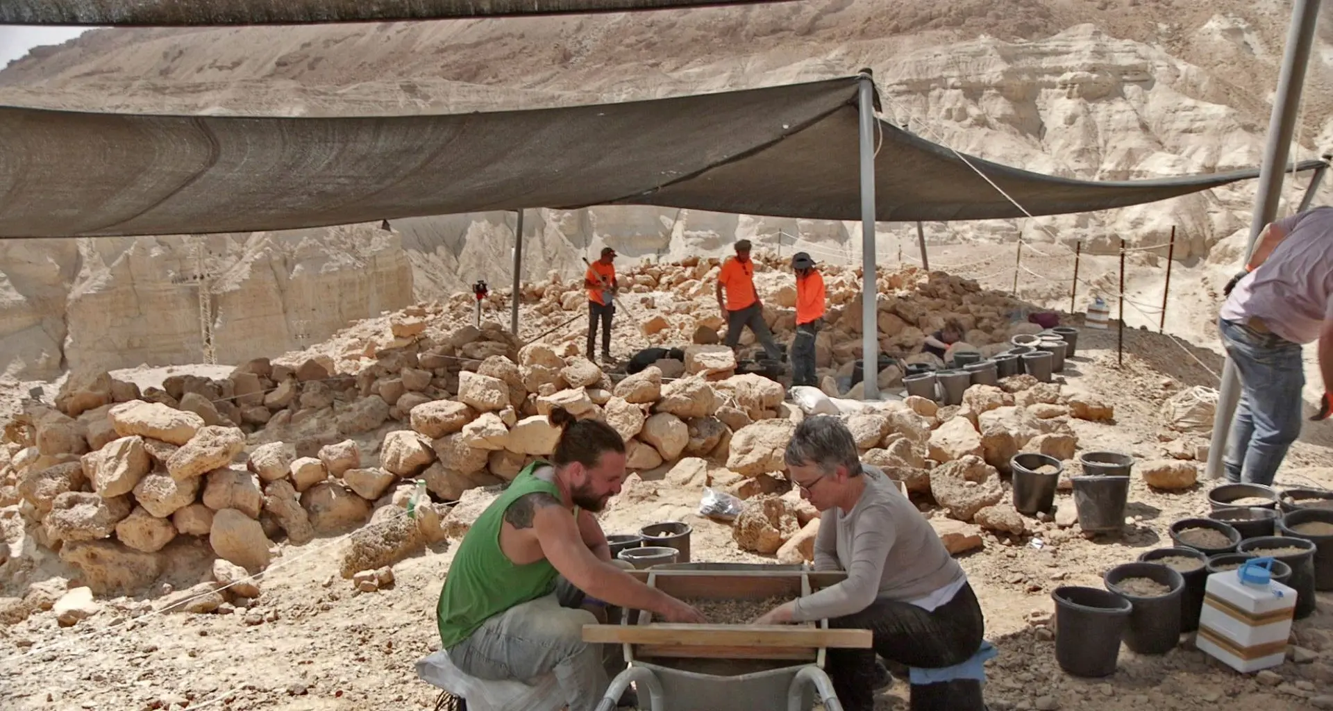 Misteriosa pirâmide de 2.200 anos é descoberta recheada de moedas e armas antigas