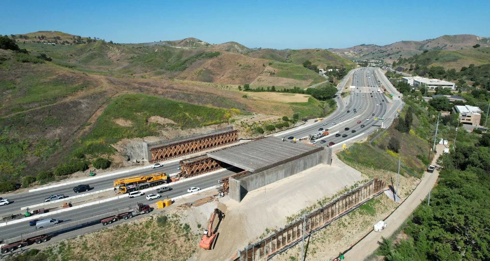 Maior ponte verde do mundo recebe primeira camada de 1.560 toneladas de terra para passagem de animais