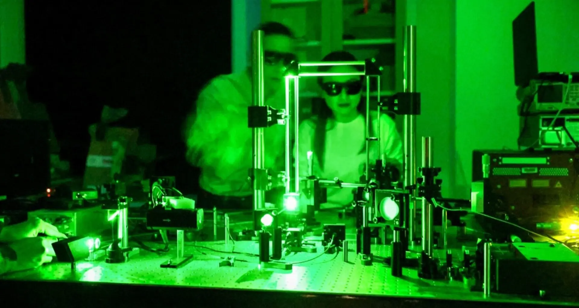 Estudo revela: velocidades acima de 1.060 metros por segundo destroem as ligações dos metais